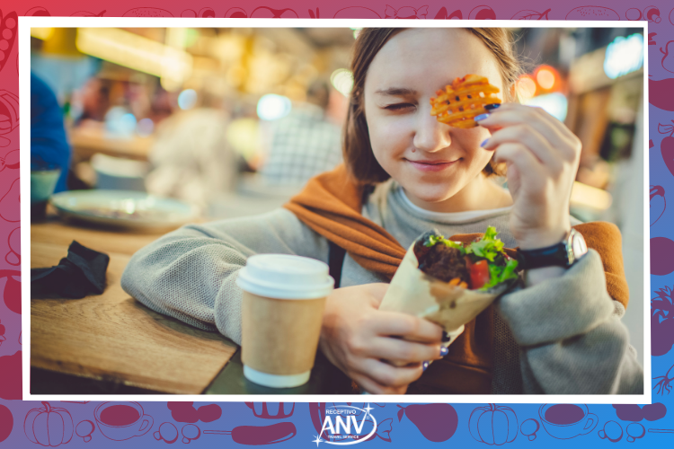 Garota com shawarma - Onde jantar em Foz do Iguaçu?