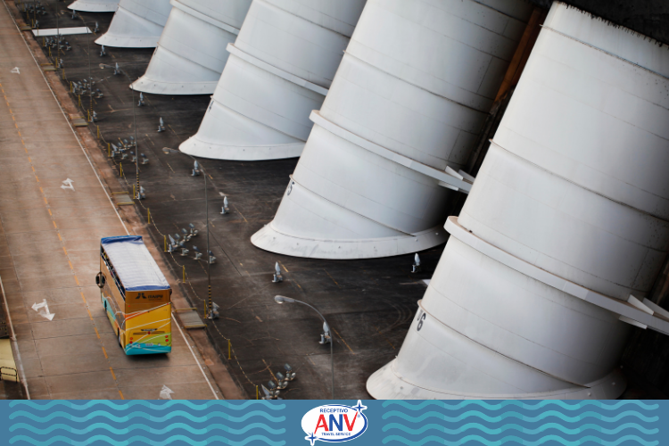 Ônibus passando pela estrutura da barragem de Itaipu | Itaipu Binacional Muito além do vertedouro