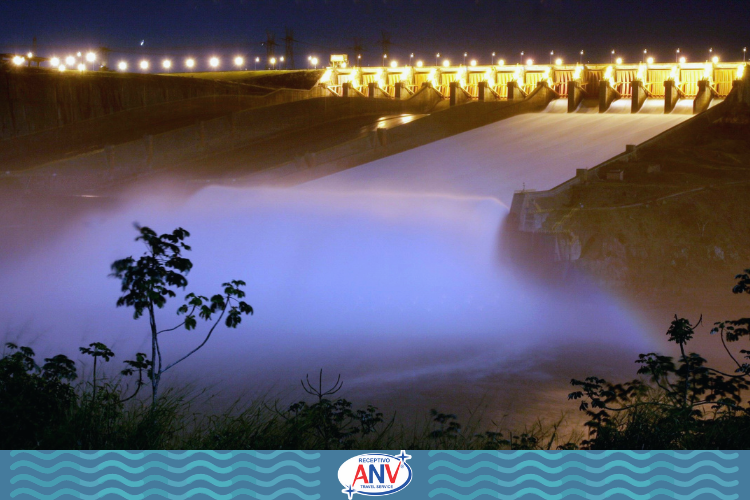 Vertedouro aberto na Itaipu Binacional durante a noite | Itaipu Binacional Muito além do vertedouro