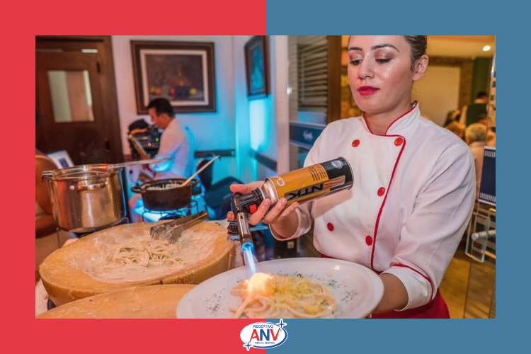 Mulher passando o maçarico no macarrão  | Restaurantes em Foz do Iguaçu